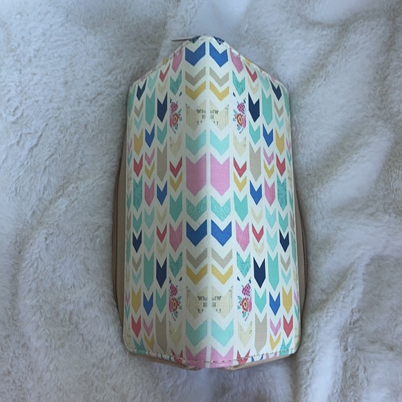 ❗️DONATED❗️EUC- FLORAL CHEVRON SYMBOL CLUTCH ZIPPER WALLET - Picture 7 of 11